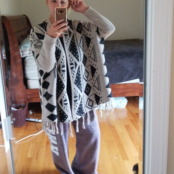 🔴5/$30! Aztec Black and Cream Fringe Cardigan - Picture 8 of 8